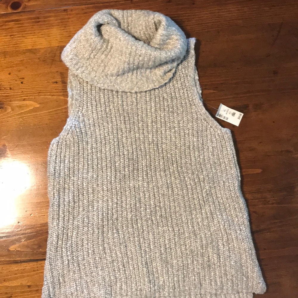 NWT sleeveless turtleneck sweater